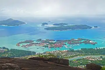 clear waters and beauty of Seychelles